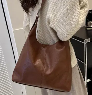 브라운 숄더백 합성 피혁