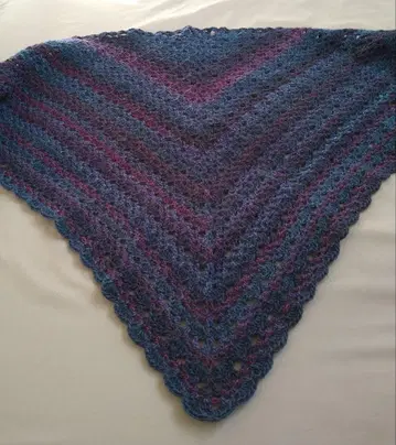 새상품 파랑 보라색 그라데이션 울 크로셰 뜨개질 숄. 핸드메이드