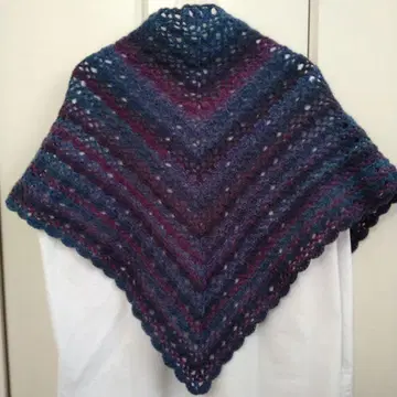 새상품 파랑보라색 그라데이션 울 크로셰 뜨개질 대형 숄. 핸드메이드