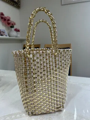 골드와 화이트의 바스켓백