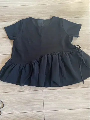 프릴 달린 블랙 반팔 상의