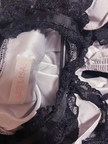 리즈리사 오픈 숄더 프릴 블라우스