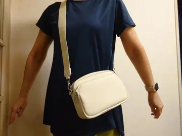 아이보리 합성 피혁 숄더백