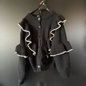 프릴 달린 블랙 니트 가디건