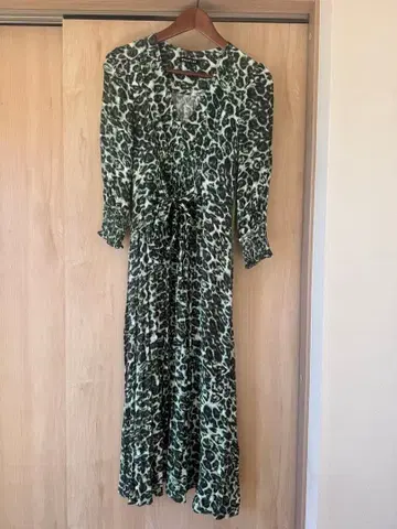 그린 계열 레오파드 무늬 맥시 드레스