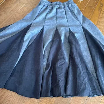 미사용품 그레이와 블랙의 플레어 스커트