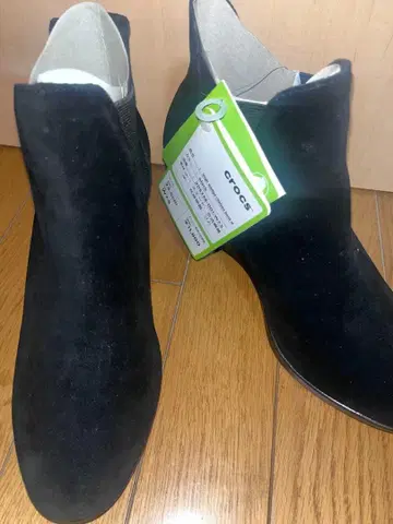 [ 새상품 가격표 포함 ] crocs 블랙 스웨이드 부티