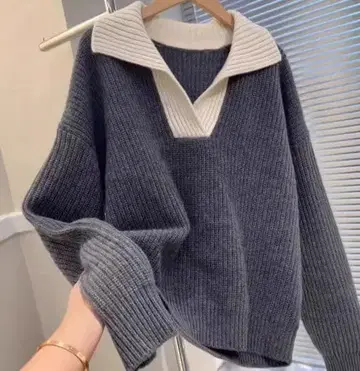 그레이와 화이트의 V넥 니트 스웨터