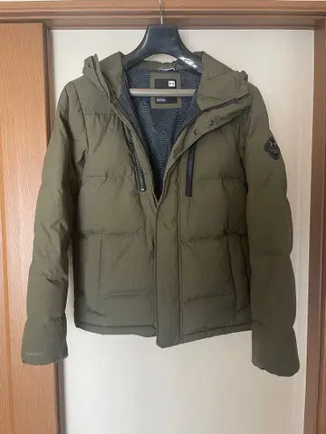 올리브색 후드 부착 다운 자켓