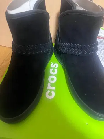 [ 새상품 ] Crocs 블랙 어그 부츠 뜨개질 스트랩 포함