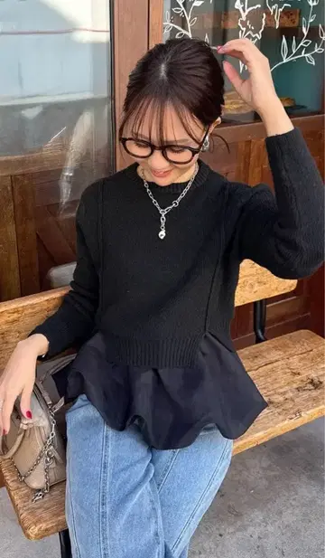숏 기장 벌룬 캐미 니트 블랙 / fosie 같은 형태