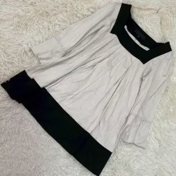 UNTITLED 플레어 티셔츠 그레이 2 깔끔한 스퀘어넥 고급스러운