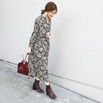 블랙 베이스 꽃무늬 롱 슬리브 원피스