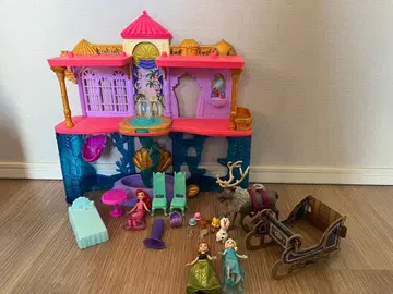 아리엘과 디럭스 성 엘사, 안나, 올라프, 스벤, 썰매