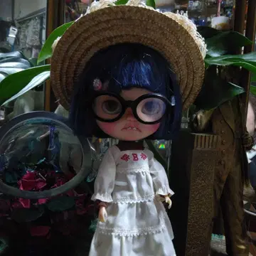 커스텀 인형 파란 머리 큰 안경
