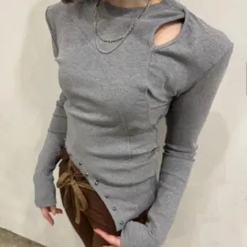 UNE MANSION 비대칭 스터드 롱 슬리브 상의