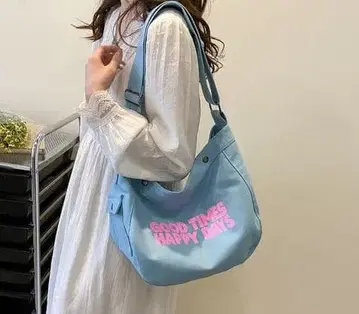 스카이블루 숄더백