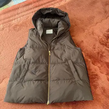 QTUME 후드 부착 브라운 다운 베스트