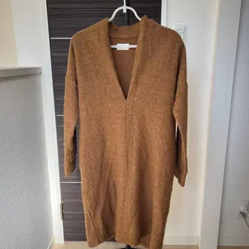 어반 리서치 도어즈 브라운 V넥 상의