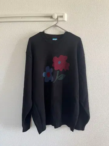 WHO'S WHO gallery 꽃무늬 디자인 긴팔 니트 블랙