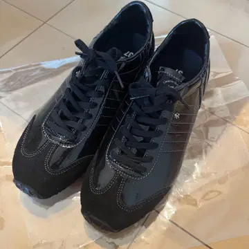 [ 미사용 새상품 ] 패트릭 PATRICK 에나멜 스니커즈 블랙