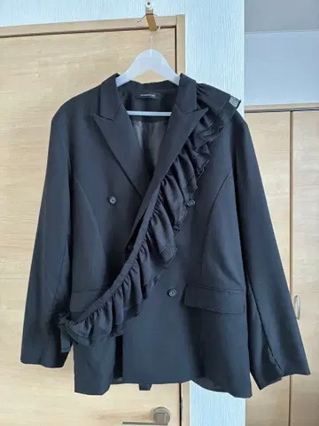 Not conventional 프릴 달린 블랙 테일러드 자켓