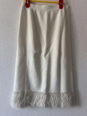 퍼가 달린 화이트 타이트 스커트