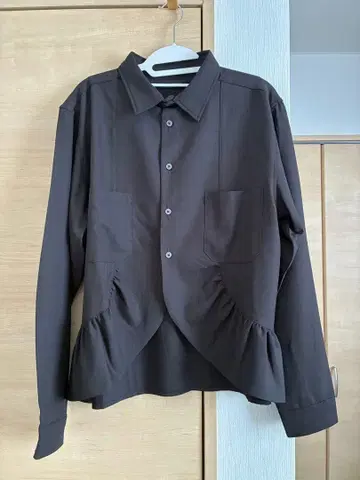 NOT CONVENTIONAL 프릴 달린 셔츠 다크 브라운