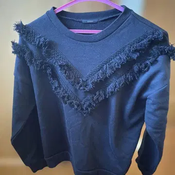 프린지 장식 블랙 맨투맨