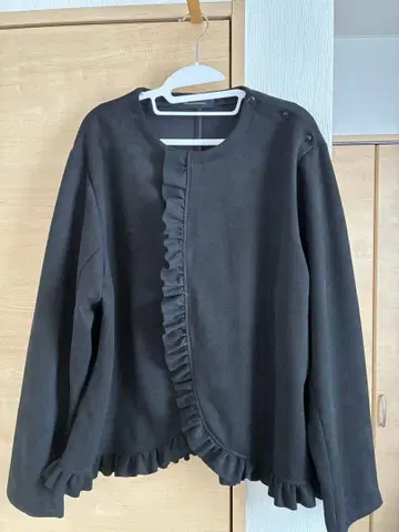 NOT CONVENTIONAL 프릴 달린 노카라 자켓