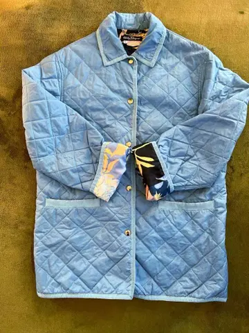 페라가모 라이트 블루 퀼팅 자켓