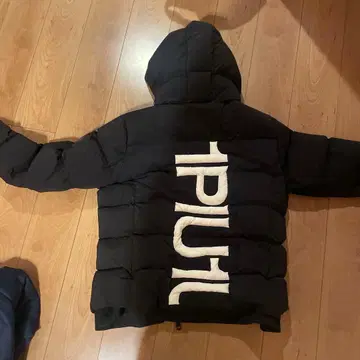 후드 부착 블랙 다운 자켓