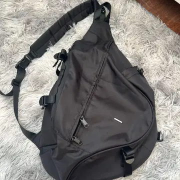 나일론 소재 블랙 슬링백