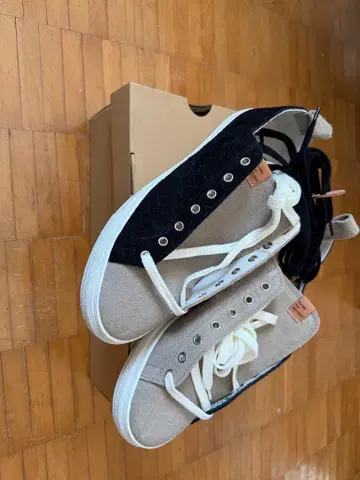 베이지와 블랙 로우컷 스니커즈