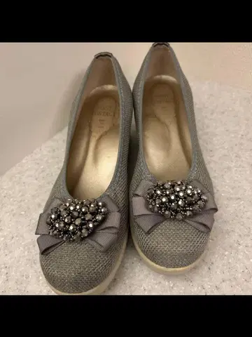 퍼스트 컨택트 큐빅 장식 펌프스 화려함 편안함