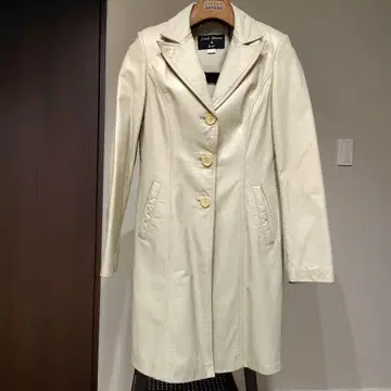 베이지색 버튼 달린 가죽 롱 코트