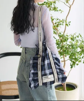 BROWN THEATRE PRODUCTS 체크 무늬 프릴 신발 가방