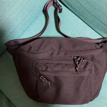 시마무라 오카다 유리 바디백 2세대 블랙 중 블루