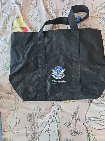 엠블럼 부착 블랙 토트백