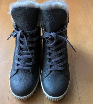 ROSTORY CHILD 퍼 달린 다크 그레이 하이컷 스니커즈