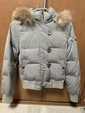 퍼 달린 그레이 다운 자켓