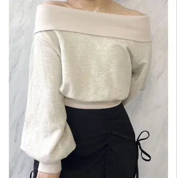 데콜테 오픈 맨투맨 상의