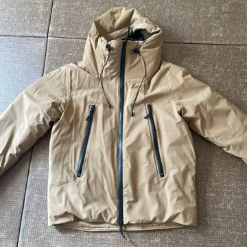 베이지 후드 부착 다운 자켓