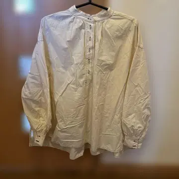 화이트 긴팔 풀오버 셔츠