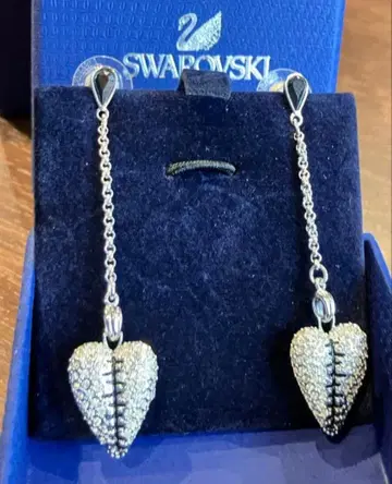 SWAROVSKI 스와로브스키 귀걸이 [양쪽 귀용] 하트 스티치 리버서블