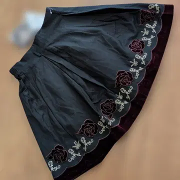 택 포함 미사용 엑시즈팜 블랙 장미 자수 플레어 스커트