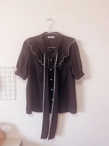 노에미 블랙 반팔 블라우스 프릴 포함