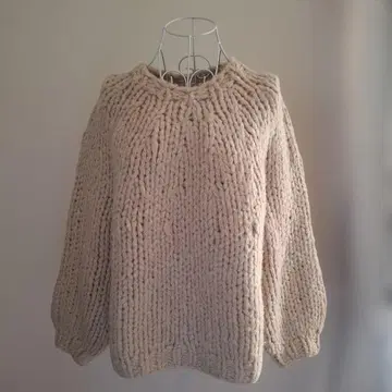 오버 사이즈 베이지 니트 스웨터