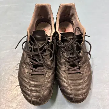 미즈노 축구화 블랙/레드