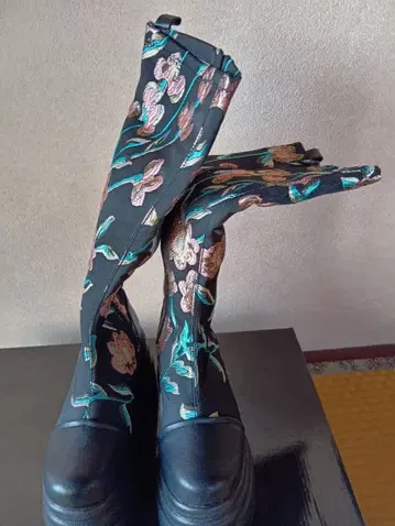 Youske 플라워 자수 롱 부츠